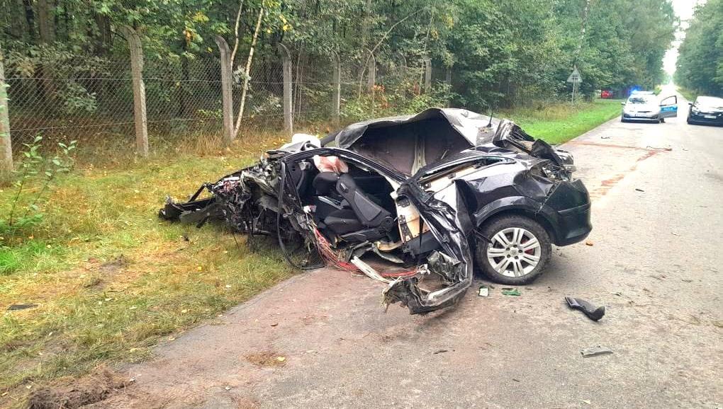 Tragiczny wypadek w Ułężu. Kierowca jechał bez zapiętych pasów, uderzył w drzewo i wypadł z auta!