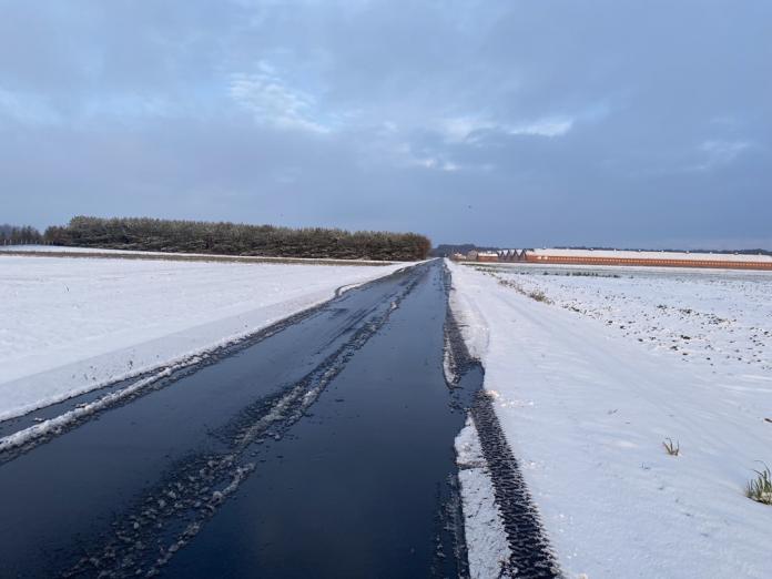 Biało-czerwona wstęga na drodze w Koszelikach