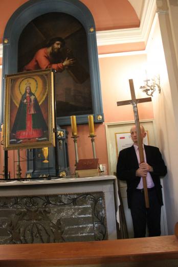 Mężczyźni przeszli przez miasto modląc się na różańcu
