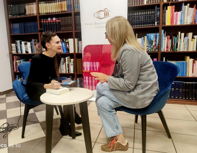 „Kolory zła" i kulisy pisania kryminałów – Małgorzata Oliwia Sobczak w MBP