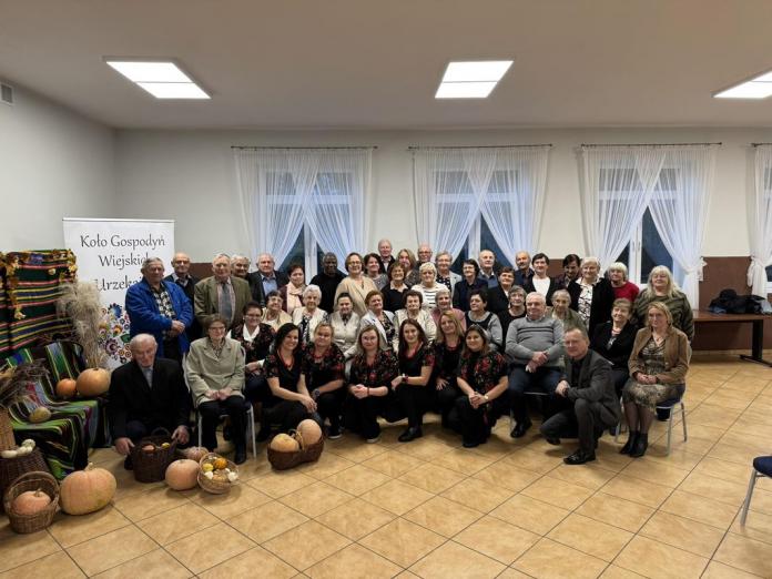 Seniorzy w obiektywie. Jesienne wspólne chwile w Jaźwinach