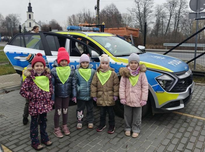 Atrakcyjny tydzień najmłodszych w Szkole w Zalesiu. Policja, pizza i pluszowe misie – tak wyglądała nauka przez zabawę