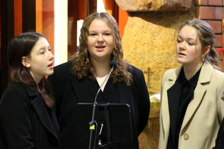 Wspólne kolędowanie i pomaganie w parafii w Wołyńcach