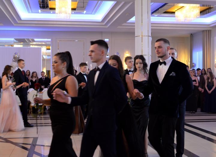 Siedlecka „Samochodówka” oczarowała klasyką poloneza podczas balu maturalnego