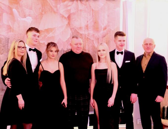 Siedlecka „Samochodówka” oczarowała klasyką poloneza podczas balu maturalnego