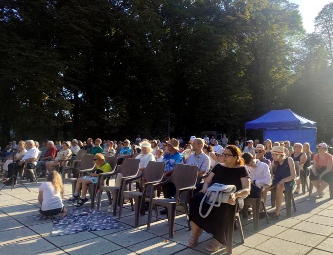 „Wśród drzew i melodii świata”. Chór Miasta Siedlce zabrał publiczność w muzyczną podróż