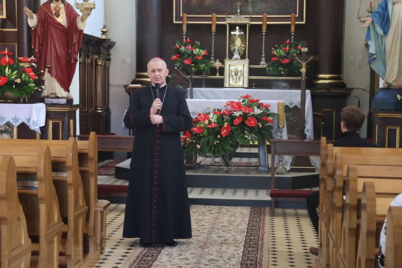 Młodzież z Milanowa przyjęła sakrament bierzmowania