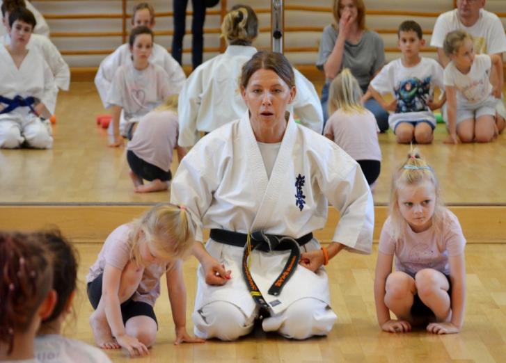 „Pierwszy krok” z karate. Dzieci i młodzież z Siedlec poznawali tajniki sztuki walki